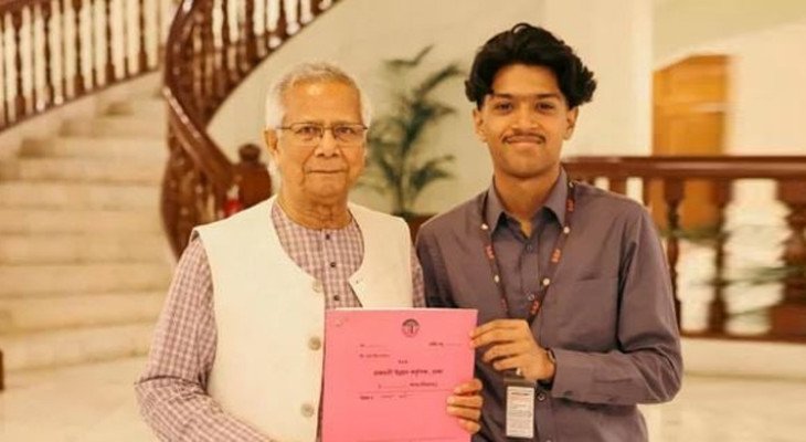 সাগর-রুনির ছেলে মেঘের হাতে প্লটের দলিল তুলে দিলেন প্রধান উপদেষ্টা